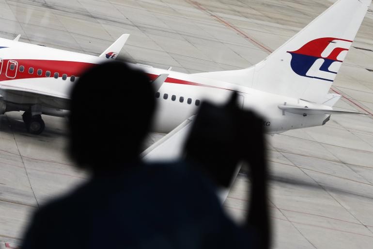 Việc chuyến bay MH370 của hãng hàng không Malaysia Airlines mất tích đặt ra dấu hỏi lớn về hàng rào an ninh hàng không. Các chuyên gia khủng bố đặt ra giả thuyết máy bay có thể đã bị tin tặc tấn công, cướp quyền điều khiển. Cùng với đó, các chuyên gia bảo mật cũng khẳng định tin tặc có khả năng bắt cóc máy bay nhờ các mã độc hại thông qua điện thoại di động hoặc USB, hay chỉ một ứng dụng Android đơn giản như PlaneSploit.